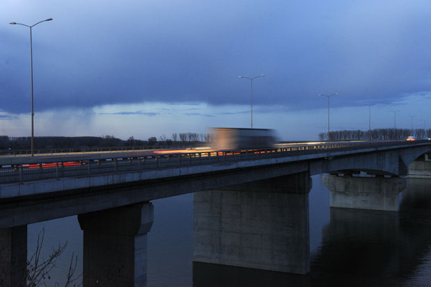 МОСТОВИ МЕСЕЦИМА У МРАКУ: Светло тек у новембру